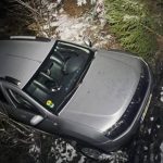 Incident pe un drum forestier, chiar în seara de Crăciun: un autoturism cu șase pasageri a căzut de pe un pod