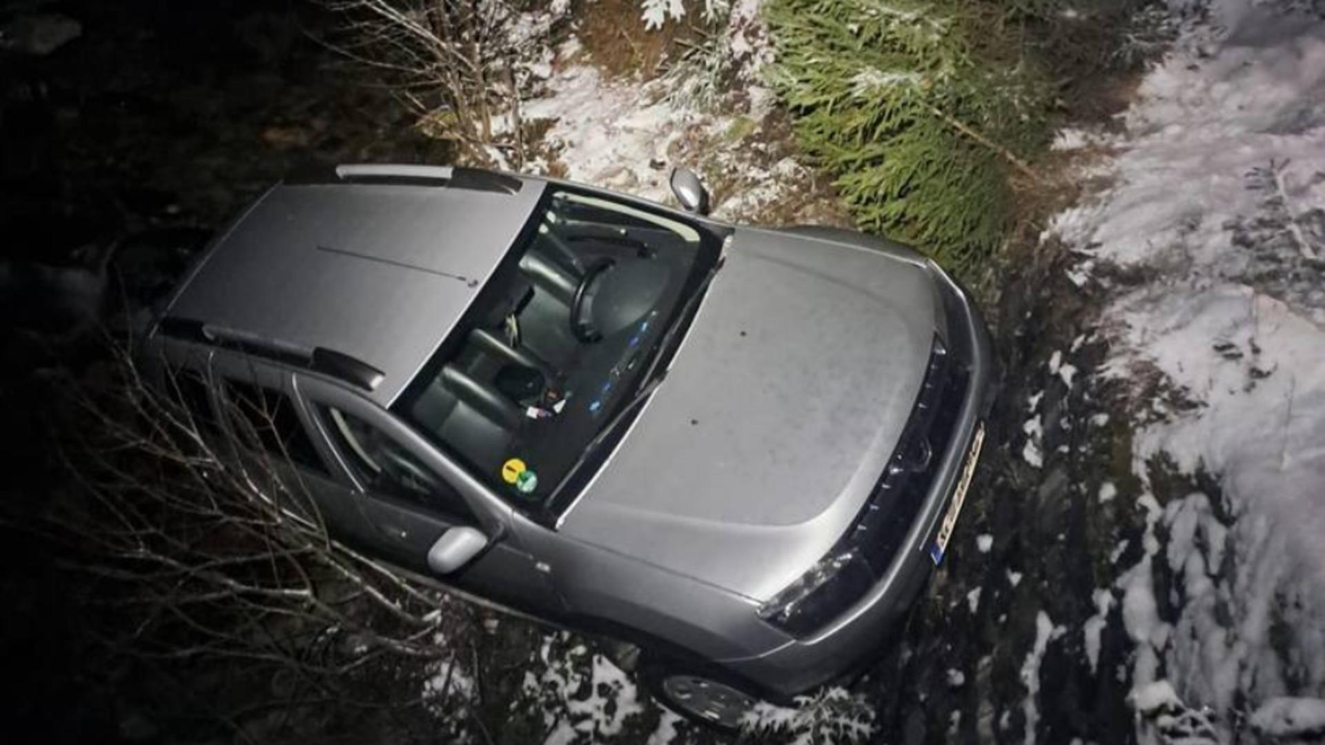Incident pe un drum forestier, chiar în seara de Crăciun: un autoturism cu șase pasageri a căzut de pe un pod