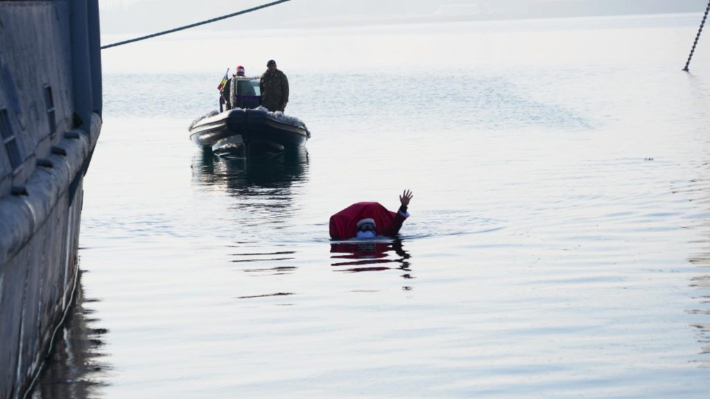 Moș Crăciun Scafandru a venit să le aducă daruri copiilor – FOTO
