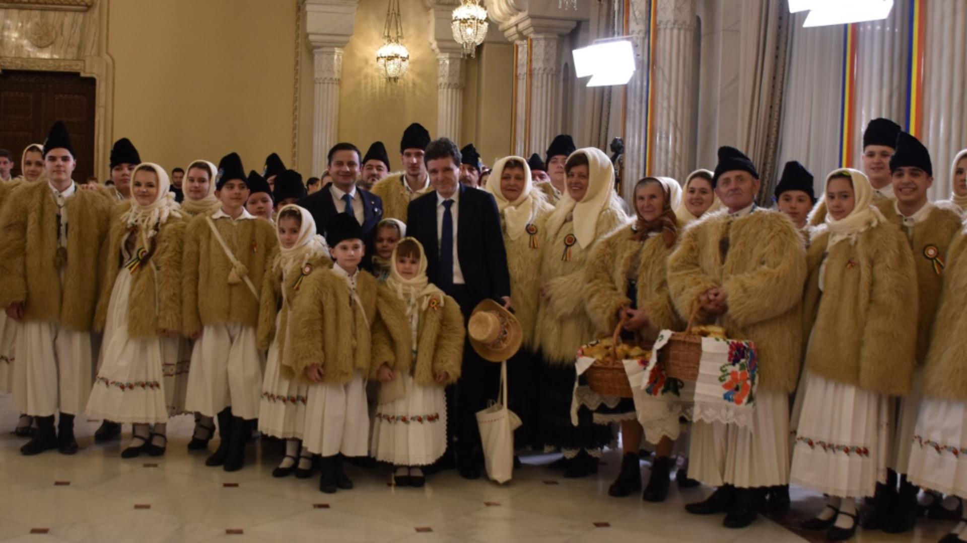 Nicușor Dan i-a primit pe colidători la Palatul Cotroceni. Șeful statului nu a renunțat la carnețel nici când i-a aplaudat pe oaspeți – VIDEO