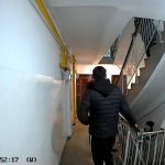 Colindători transformați în vandali: ușile unui bloc din Constanța, distruse din răzbunare pentru că nu li s-a deschis