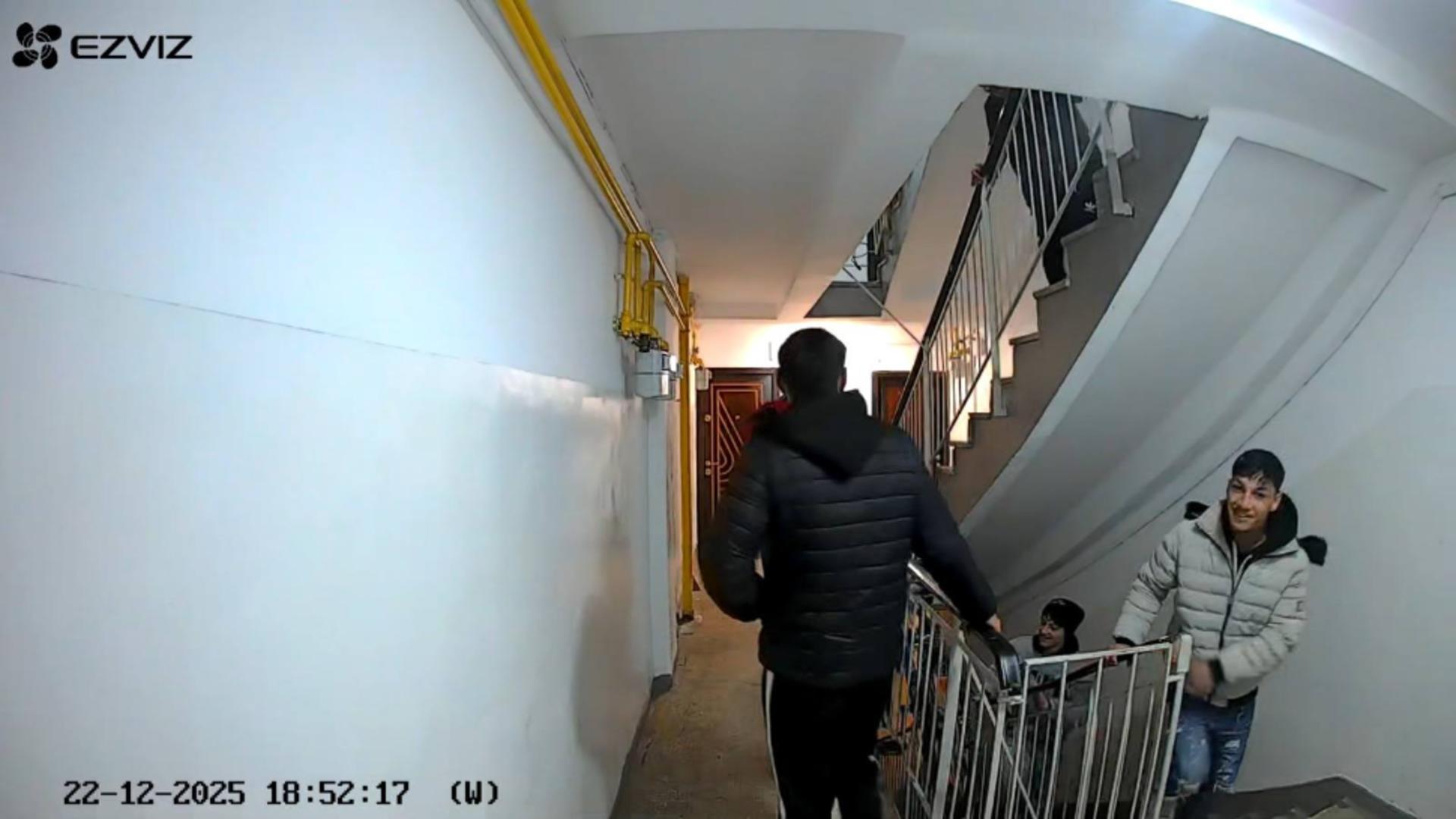 Colindători transformați în vandali: ușile unui bloc din Constanța, distruse din răzbunare pentru că nu li s-a deschis