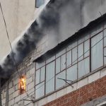 Incendiu puternic pe o stradă din Giurgiu. O femeie de 74 de ani, evacuată de pompieri