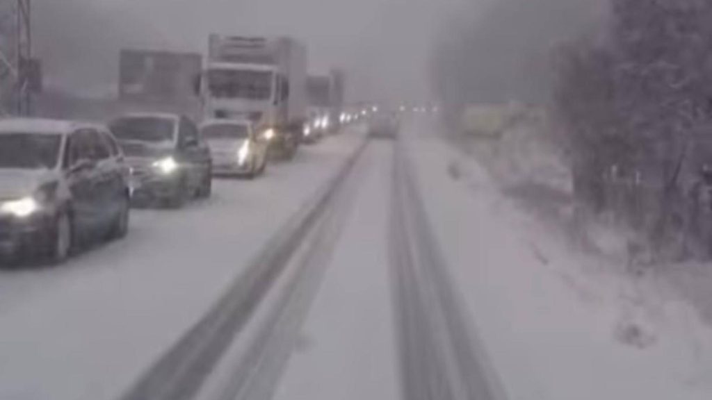 Coloane interminabile pe Valea Oltului. Ninsorile abundente și un TIR au paralizat o porțiune din DN7 – FOTO/VIDEO
