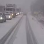 Coloane interminabile pe Valea Oltului. Ninsorile abundente și un TIR au paralizat o porțiune din DN7 – FOTO/VIDEO