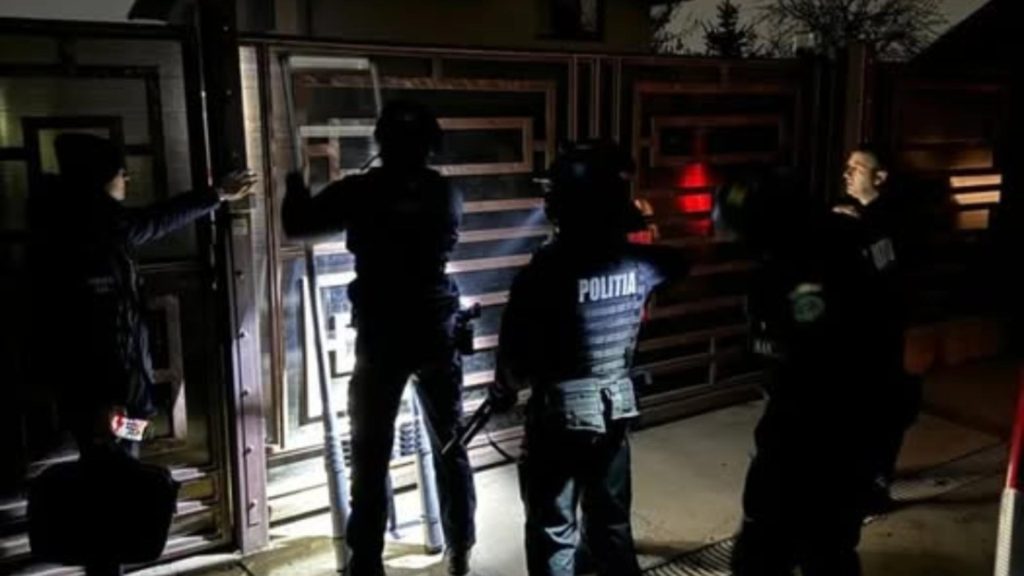 Polițiști atacați cu drujba în Ajunul Crăciunului, în județul Suceava. Agresorul, împușcat și imobilizat – FOTO