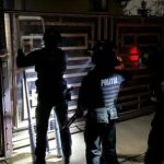 Polițiști atacați cu drujba în Ajunul Crăciunului, în județul Suceava. Agresorul, împușcat și imobilizat – FOTO