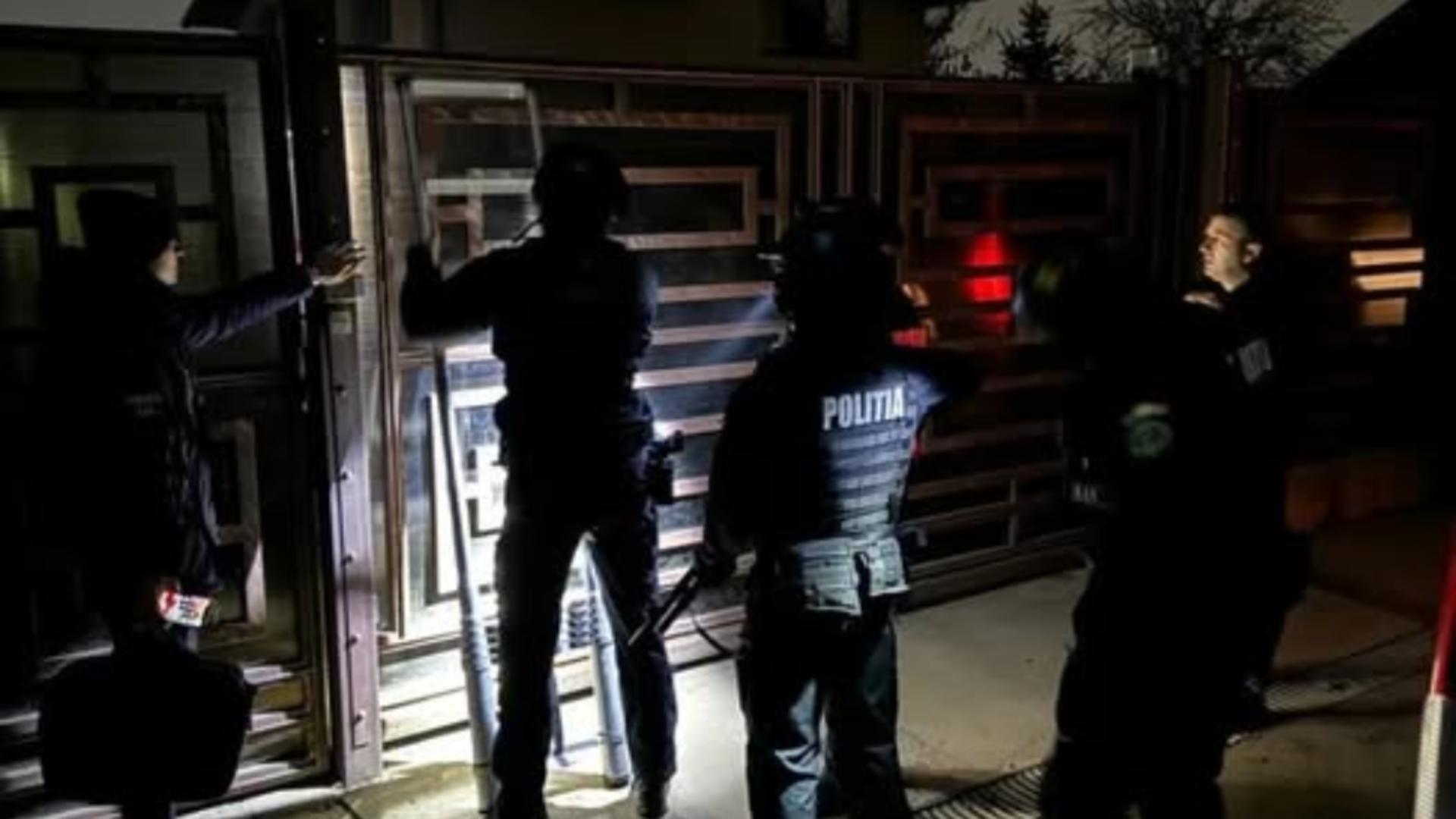 Polițiști atacați cu drujba în Ajunul Crăciunului, în județul Suceava. Agresorul, împușcat și imobilizat – FOTO