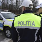 Opt elevi acuză că au fost bătuți și umiliți de trei polițiști chiar în școală