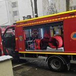 Incendiu puternic, în ajun de Crăciun, într-un bloc: mai mulți locatari evacuați. Focul ar fi fost provocat intenționat