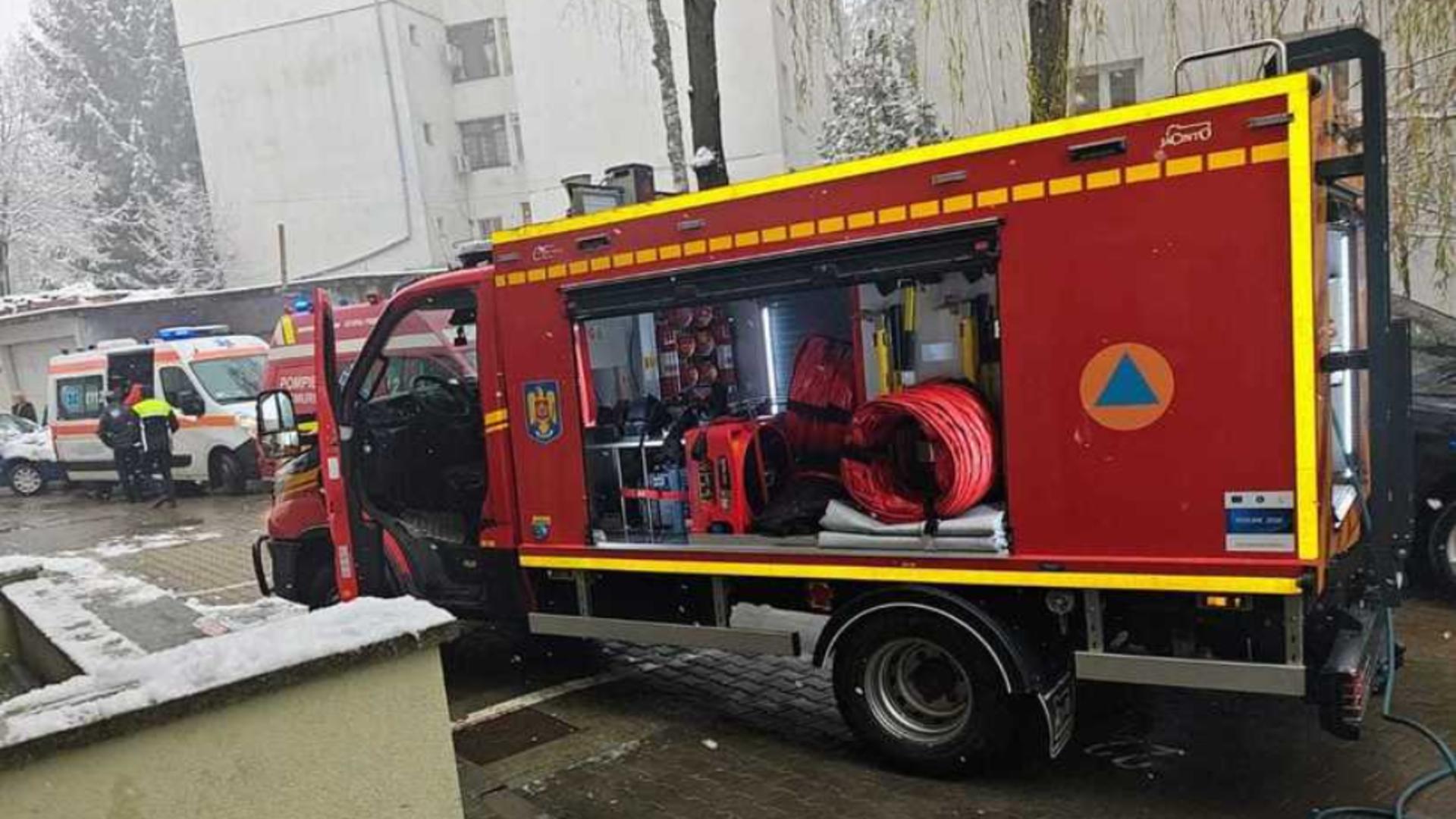 Incendiu puternic, în ajun de Crăciun, într-un bloc: mai mulți locatari evacuați. Focul ar fi fost provocat intenționat