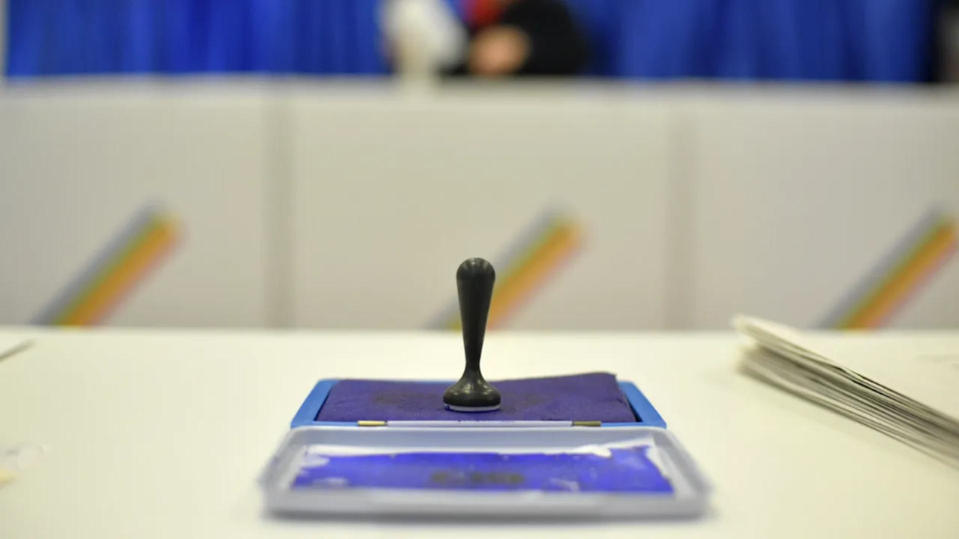 Votul, între tensiuni și reclamații. Ce s-a raportat din județe și din Capitală