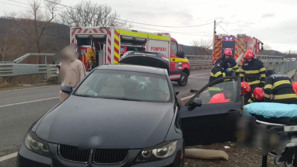 Accident grav pe o șosea din Argeş. O persoană este resuscitată – VIDEO