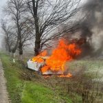 Sfârșit groaznic pentru un tânăr din Slatina. S-a izbit cu mașina de un copac și vehiculul a ars ca o torță – FOTO