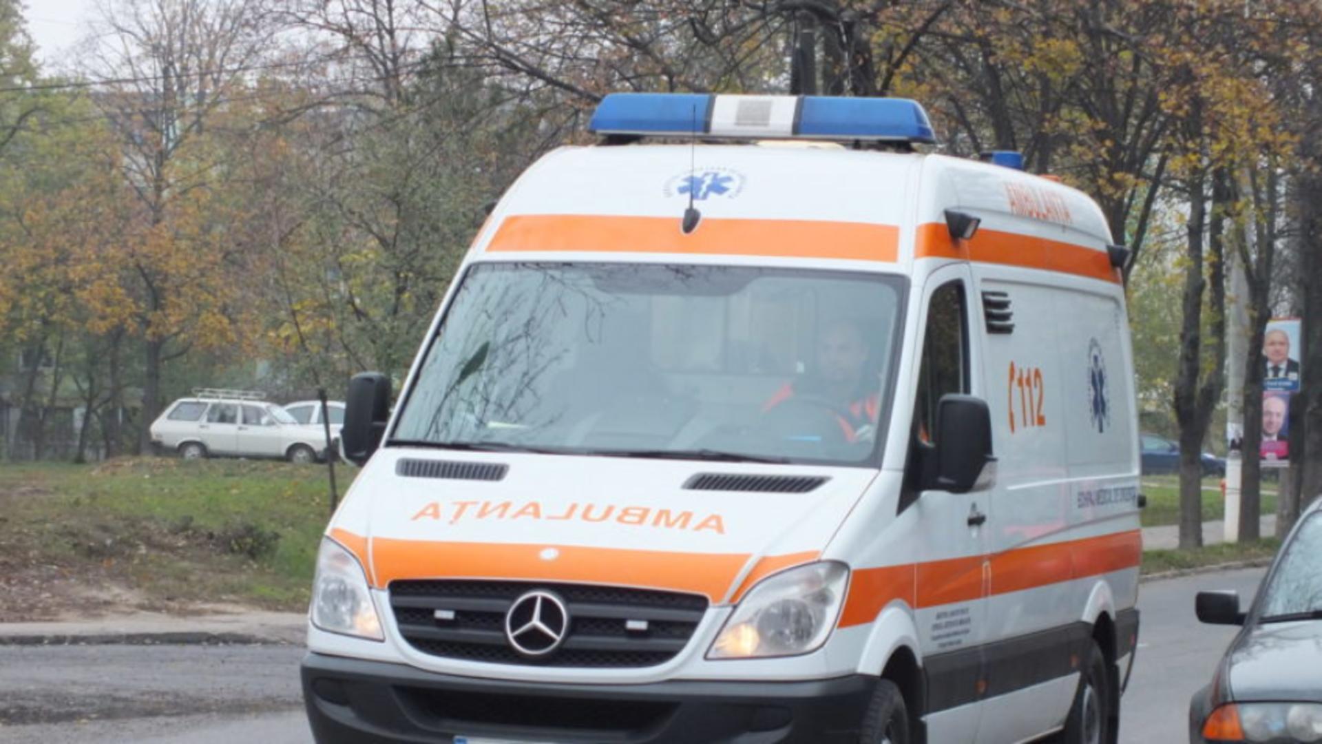 Scenă șocantă în București. Un șofer care s-a izbit cu mașina de un copac a accelerat și a lovit ambulanța sosită să-i acorde ajutor – VIDEO