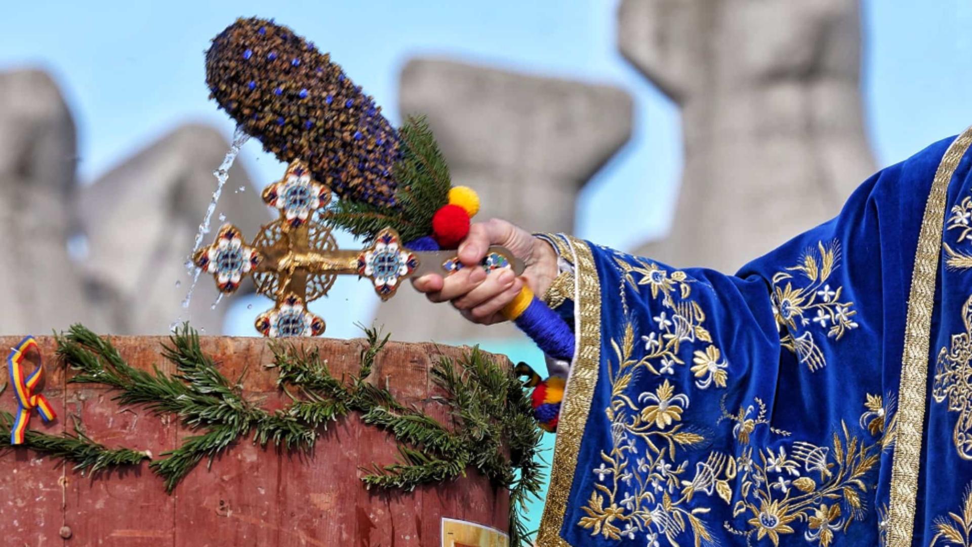 Peste 10.000 de litri de agheasmă la Catedrala Patriarhală. Patriarhul Daniel va oficia slujba de Bobotează