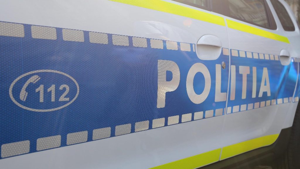 A încercat să lovească oamenii cu mașina, apoi a condus din nou, deși avea permisul suspendat: șofer certat cu legea, prins de două ori în trafic