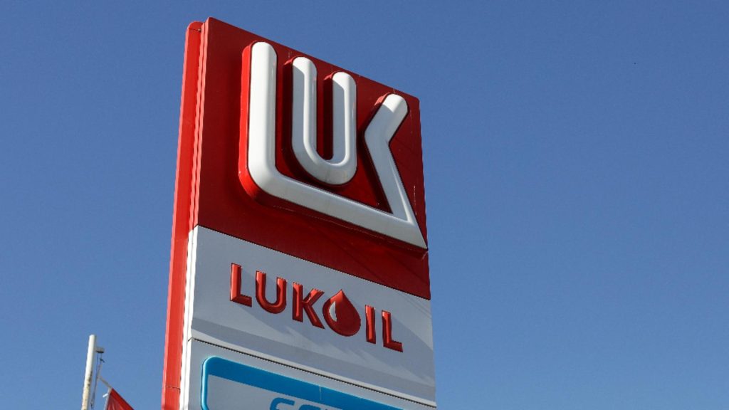 Lukoil negociază o tranzacție fără bani cu o bancă din SUA – acordul ar putea necesita aprobarea lui Vladimir Putin