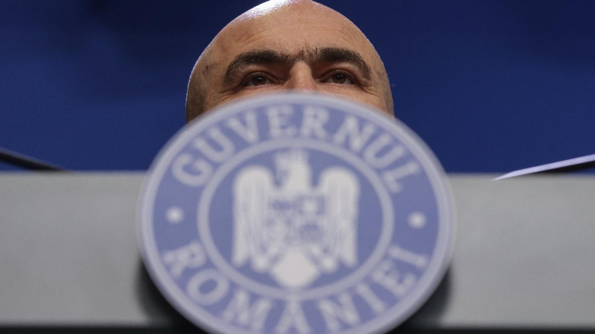 Bolojan are probleme din nou. Ordonanța care taie o zi de concediu medical este neconstituțională