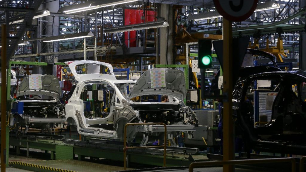 Criză majoră în industria auto. Fostul șef Stellantis prezice închiderea a 10 fabrici europene din cauza politicilor UE