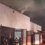 Incendiu masiv într-o hală din Vaslui. Intervenție de amploare a pompierilor – VIDEO