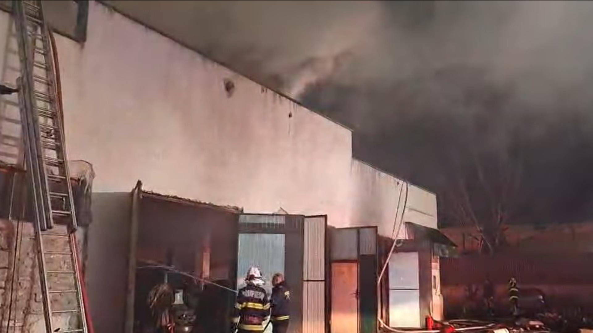 Incendiu masiv într-o hală din Vaslui. Intervenție de amploare a pompierilor – VIDEO