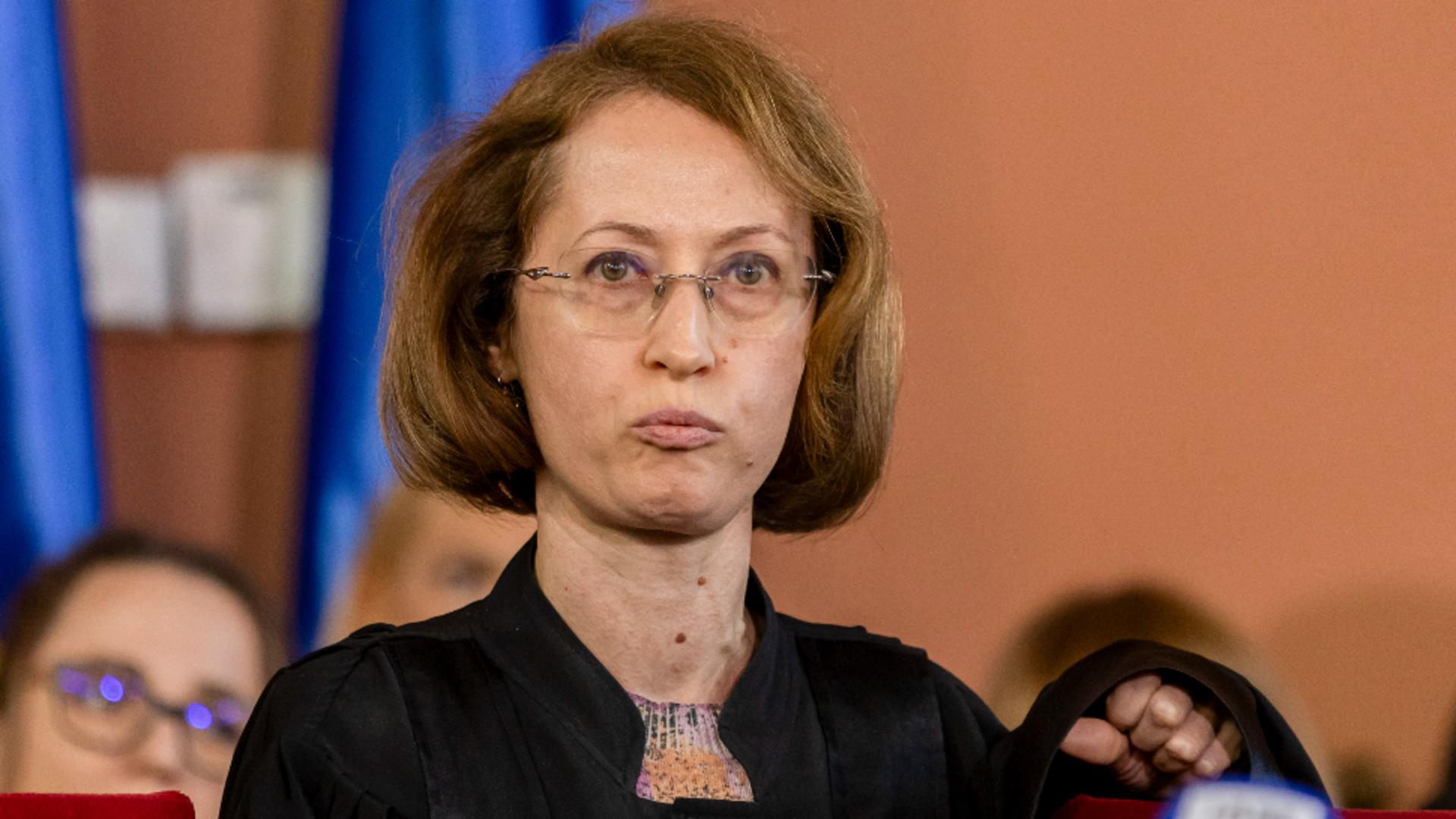 „Corecta” Raluca Moroșanu va lua pensie mai mare decât salariul. Suma halucinantă care va intra lună de lună în conturile judecătoarei răzvrătite