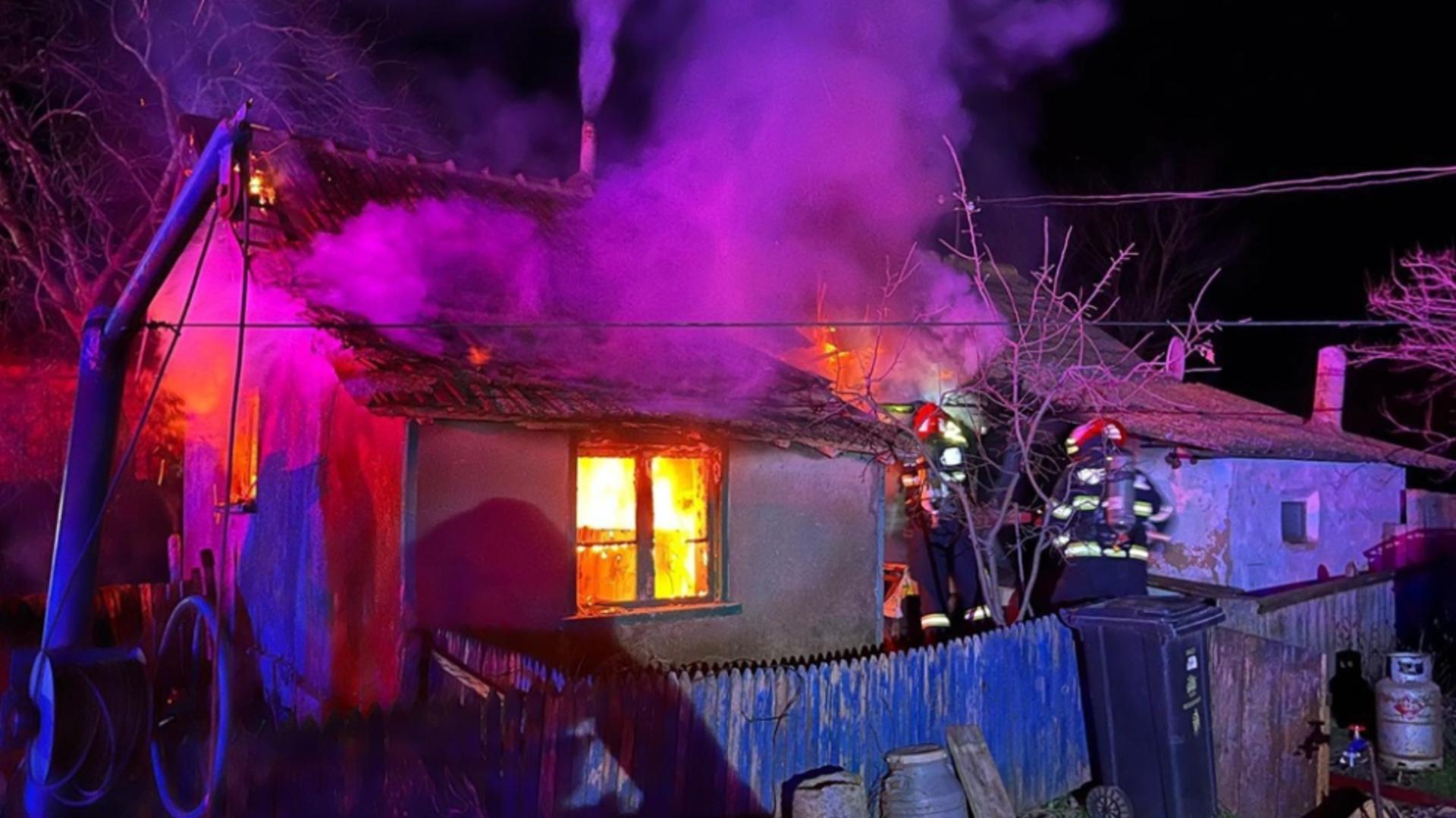 Incendiu devastator în Tulcea. Un bărbat a murit carbonizat, după ce i-a luat foc casa – FOTO