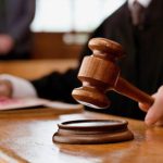 Judecătorii cer Curții Constituționale să respingă legea lui Bolojan. Magistrații acuză: Legea pensiilor ne afectează independența