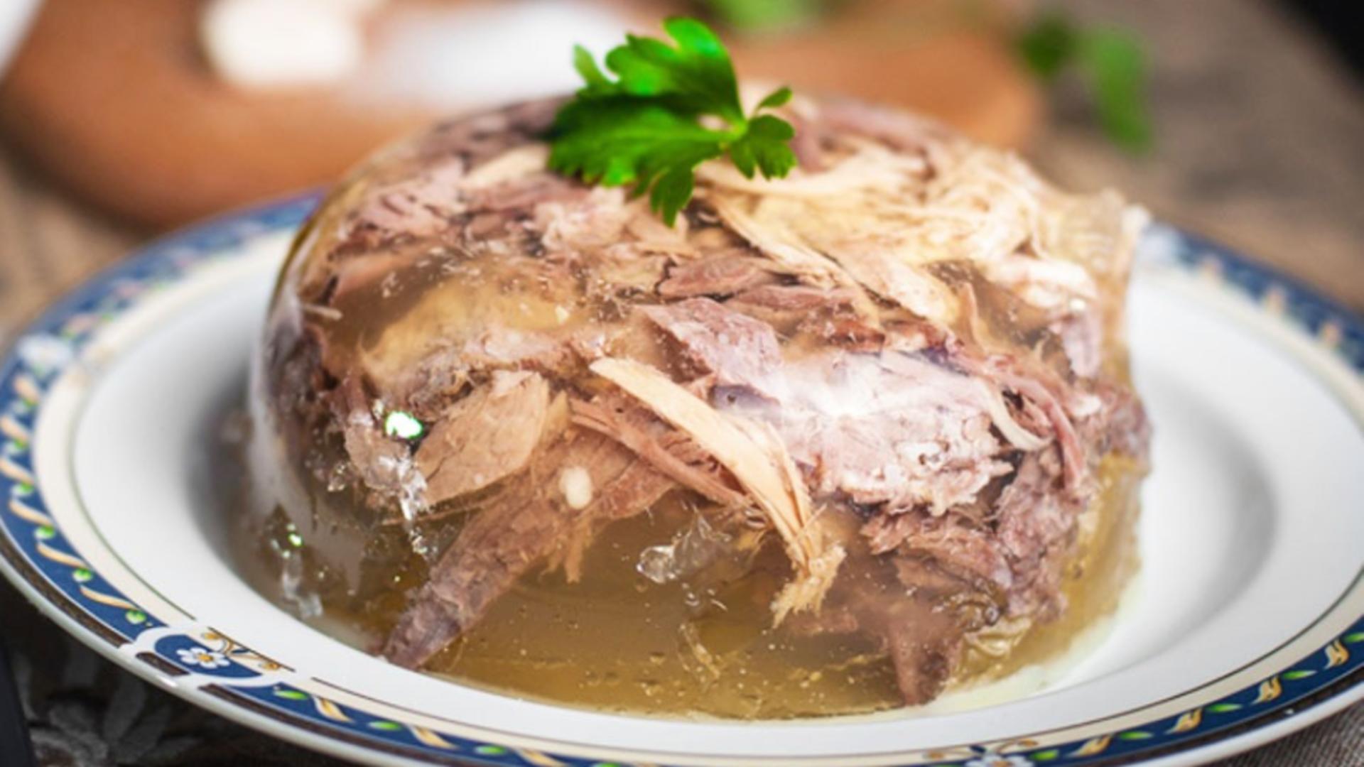 Cât timp se fierbe piftia și cum obții o supă limpede. Secretul celor mai bune gospodine