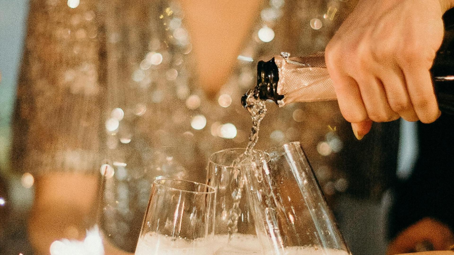 Culorile Revelionului 2026: Ce să porți în noaptea dintre ani pentru a avea parte de fericire