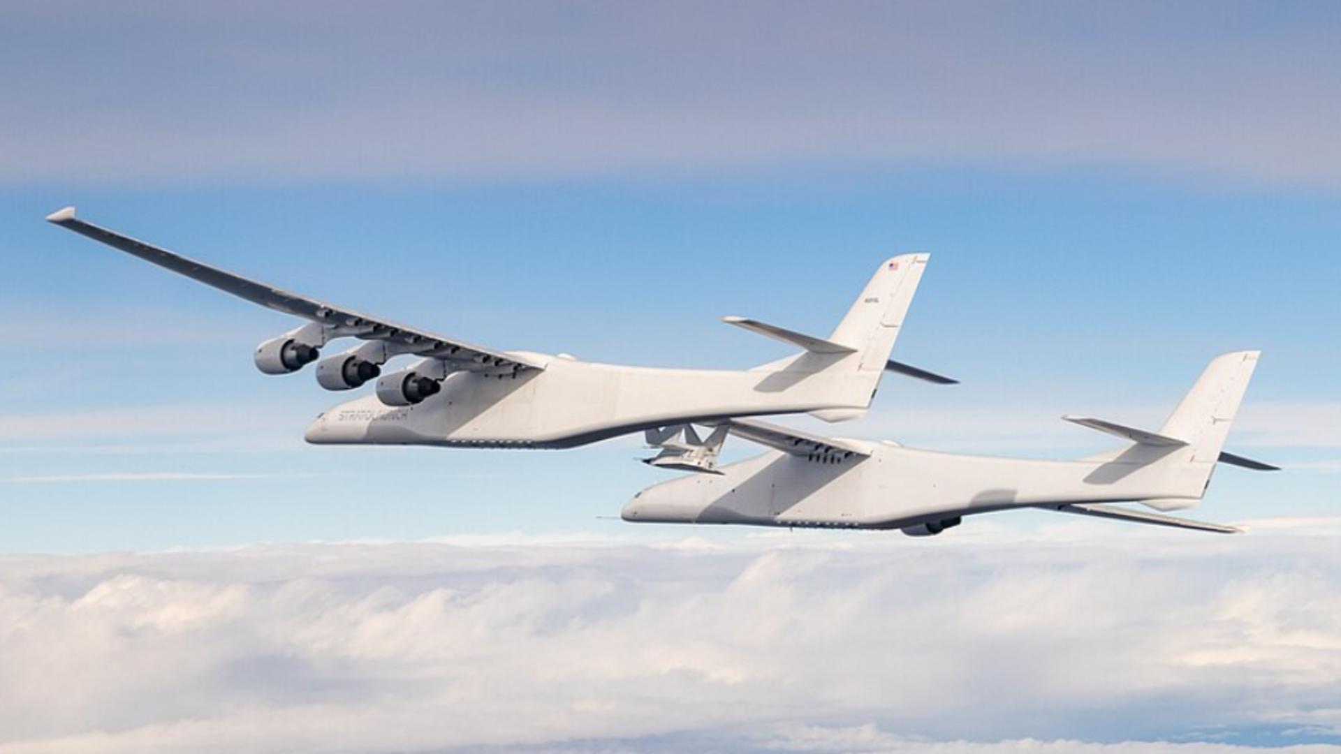 Record absolut în aviație. Singurul avion din lume cu aripi mai late decât un teren de fotbal – Video