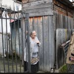 Bătrână sărmană, lăsată fără apă în ajun de sărbători, în România lui Bolojan. Femeia a izbucnit în lacrimi când a auzit că trebuie să achite mii de lei – VIDEO