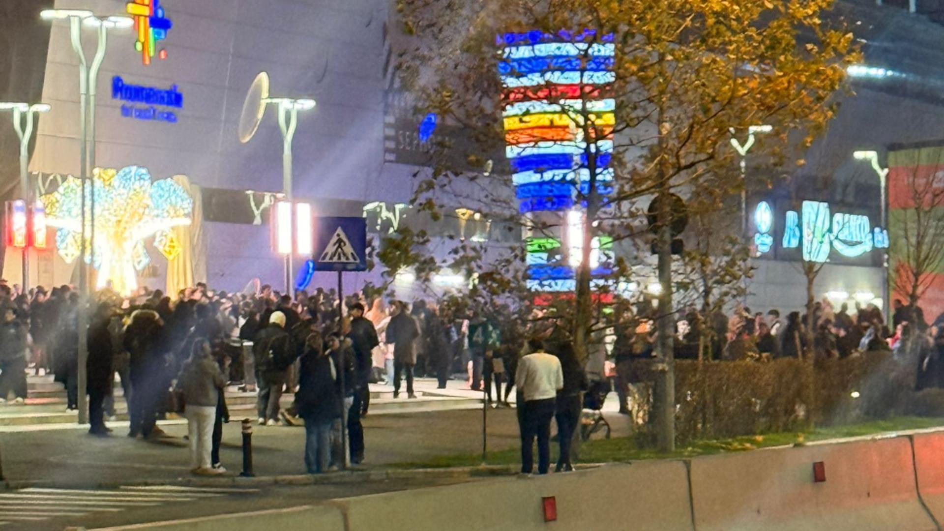 Incendiu la Mall Promenada din București. Oamenii au ieșit din centrul comercial, pompierii intervin de urgență