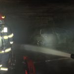 Incendiu în parcarea unui centru comercial din Ploiești. O mașină a luat foc: de la ce au pornit flăcările
