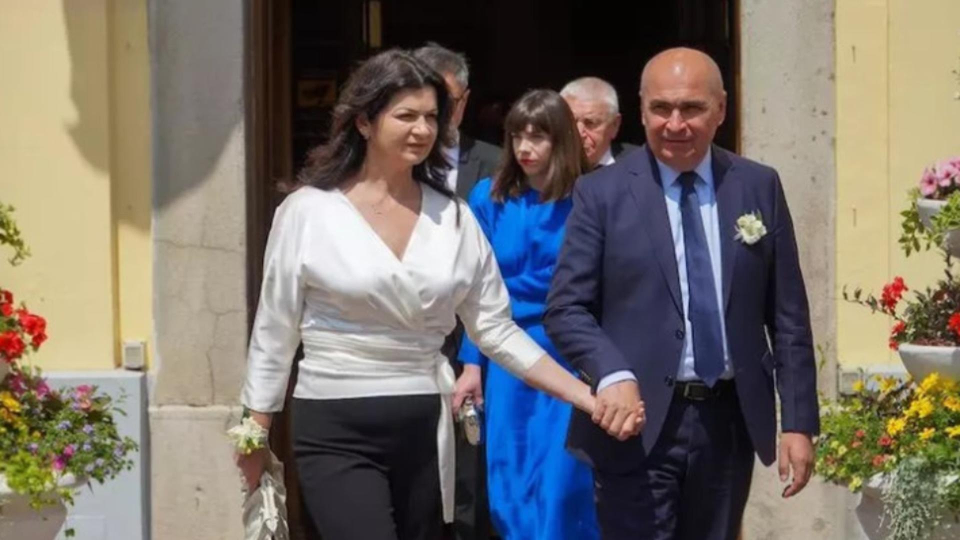 Bolojan o contrazice pe Ioana Dogioiu, purtătoarea de cuvânt a Guvernului: „Nu m-am însurat”