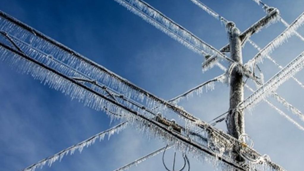 După criza apei, Câmpina și mii de gospodării din Prahova au rămas fără curent din cauza viscolului