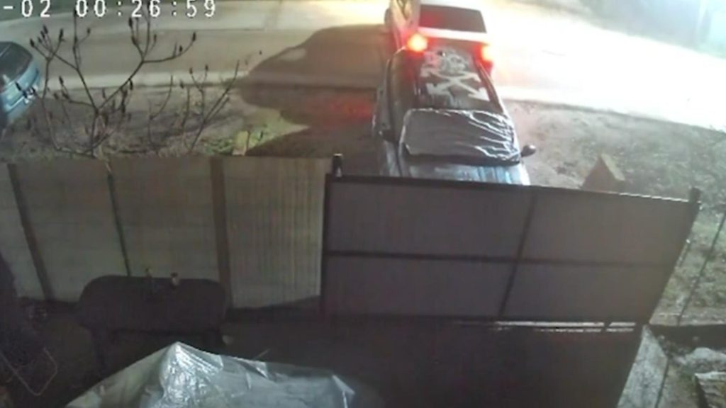 Autospecială de poliție surprinsă lovind o mașină parcată la poartă. Echipajul a părăsit locul accidentului înainte să fie observat – VIDEO