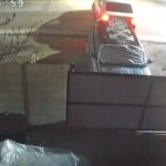 Autospecială de poliție surprinsă lovind o mașină parcată la poartă. Echipajul a părăsit locul accidentului înainte să fie observat – VIDEO