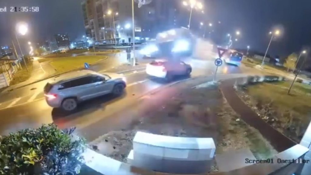 Accident spectaculos la Oradea: un șofer a ajuns la spital după ce a „zburat” cu mașina peste un sens giratoriu – VIDEO