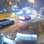 Accident spectaculos la Oradea: un șofer a ajuns la spital după ce a „zburat” cu mașina peste un sens giratoriu – VIDEO