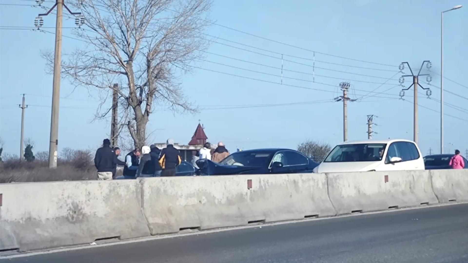 Accident grav la ieşirea de pe autostrda A4, în județul Constanța. Trei mașini s-au ciocnit violent, sunt implicate cinci persoane
