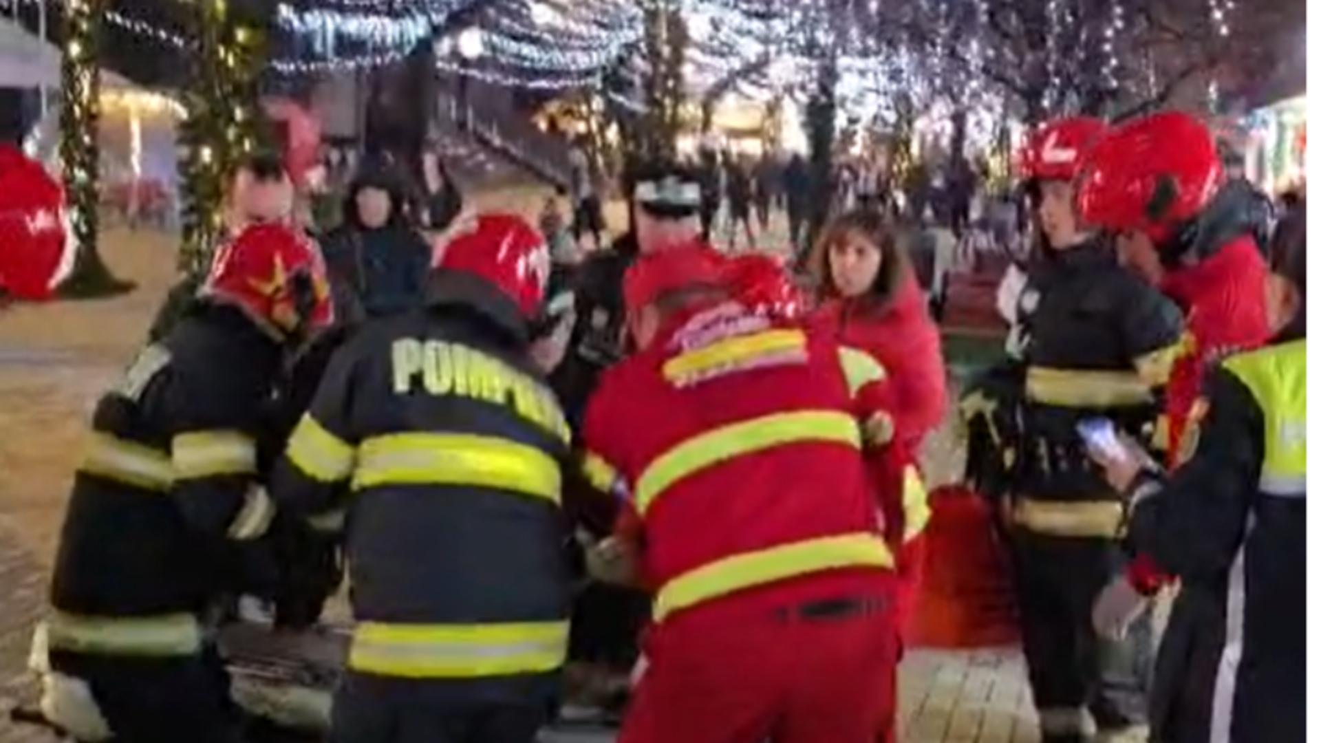 Clipe de groază la Târgul de Crăciun din Pitești. O femeie a fost lovită de trenulețul de agrement – VIDEO