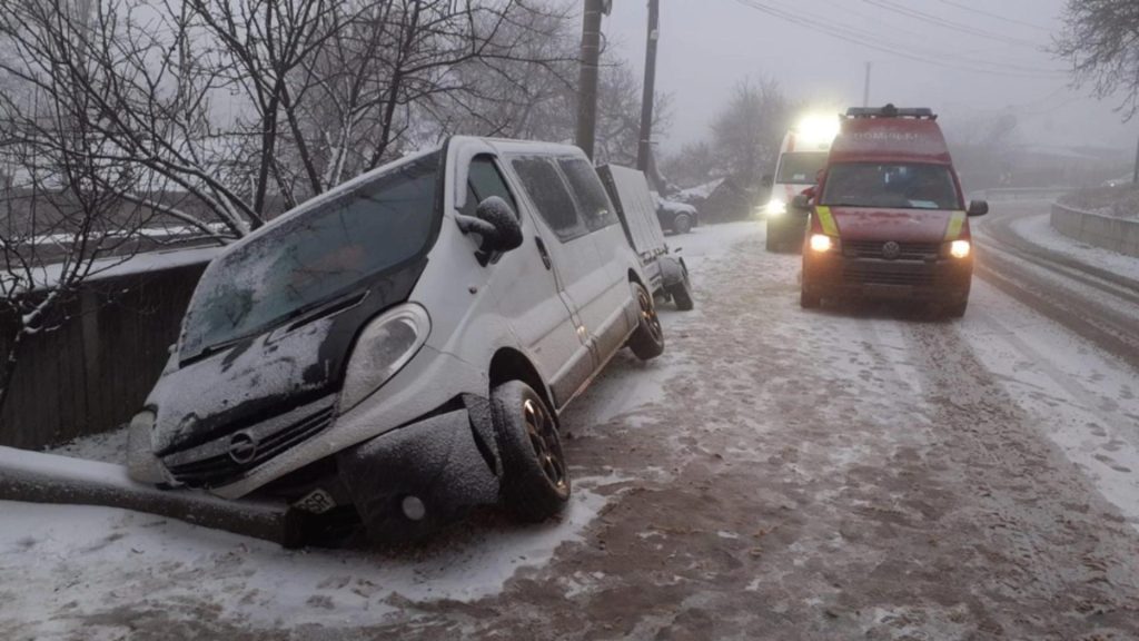 Accident grav în județul Iași. Un microbuz cu 7 persoane s-a răsturnat într-un șant – FOTO