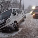 Accident grav în județul Iași. Un microbuz cu 7 persoane s-a răsturnat într-un șant – FOTO