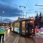 Tramvai deraiat după un accident cu două vehicule. Autoritățile au intervenit