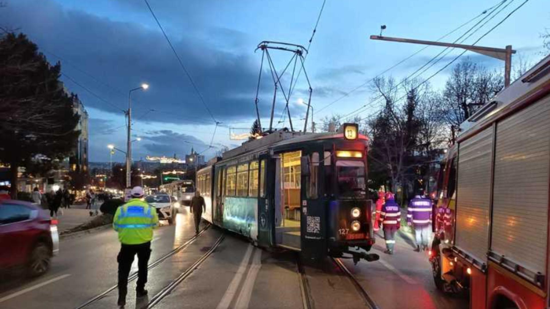 Tramvai deraiat după un accident cu două vehicule. Autoritățile au intervenit