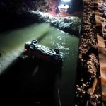 Accident grav în Vâlcea. O mașină a rupt parapetul unui pod și a căzut în râu
