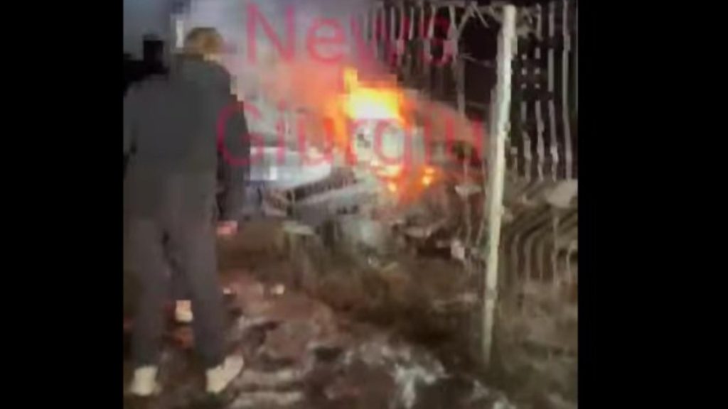 Accident rutier în Ilfov: mașină în flăcări după ce a intrat în stâlp. Cinci victime după ce șoferul de 19 ani a pierdut controlul volanului