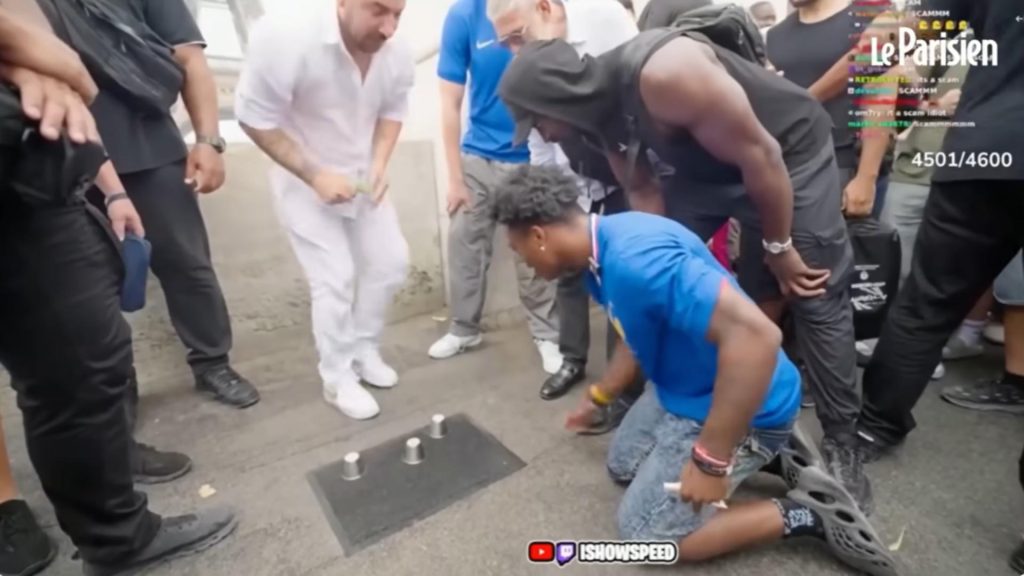 „Combinatorii” cu alba-neagra de la turnul Eiffel au fost săltați de polițiștii francezi. Un influencer i-a dat în vileag. Cât câștigau pe zi